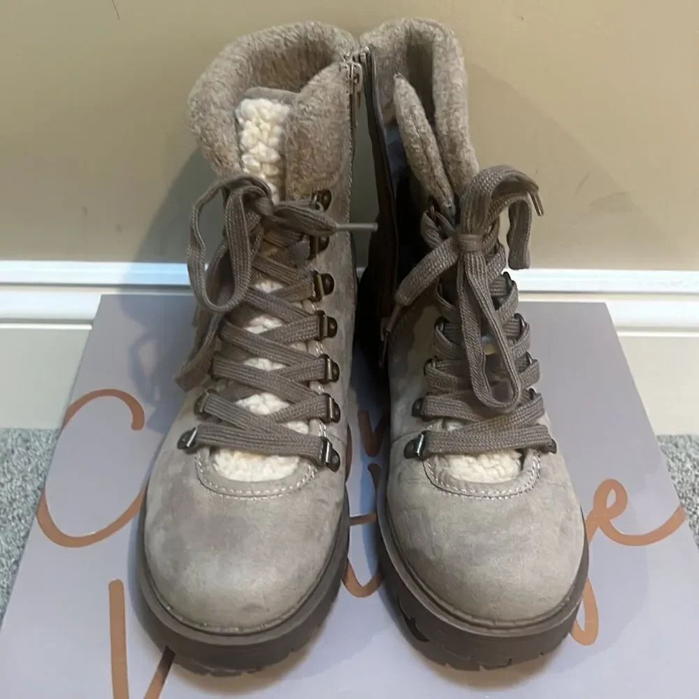 New Crown Vintage lace up boots.  Size 7
